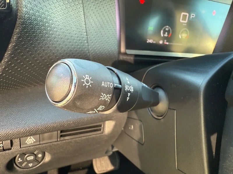 Photo de la voiture CITROEN C4 BlueHDi 130 S&S EAT8 Shine