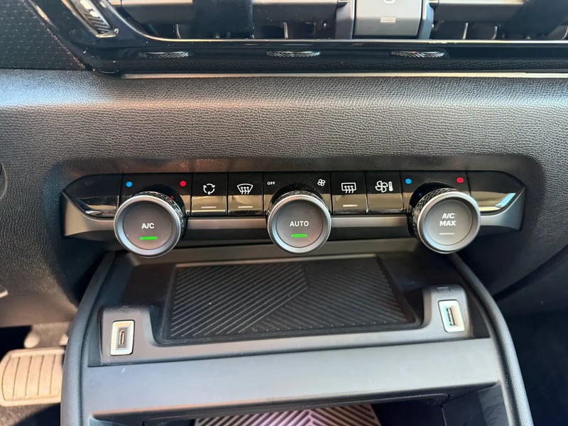 Photo de la voiture CITROEN C4 BlueHDi 130 S&S EAT8 Shine