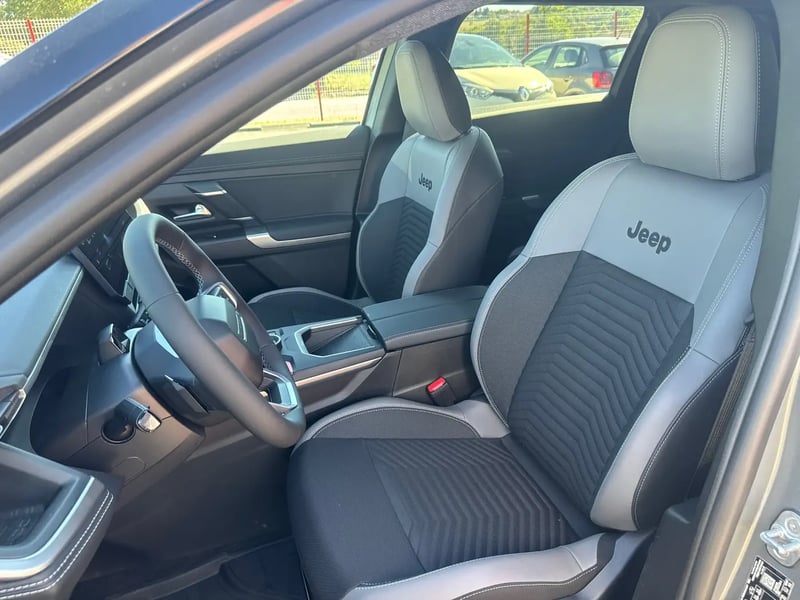 Photo de la voiture JEEP COMPASS 1.2 Turbo T3 145 ch BVR6 e-Hybrid Summit