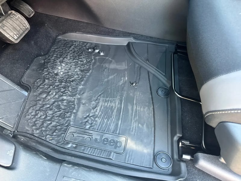 Photo de la voiture JEEP COMPASS 1.2 Turbo T3 145 ch BVR6 e-Hybrid Summit