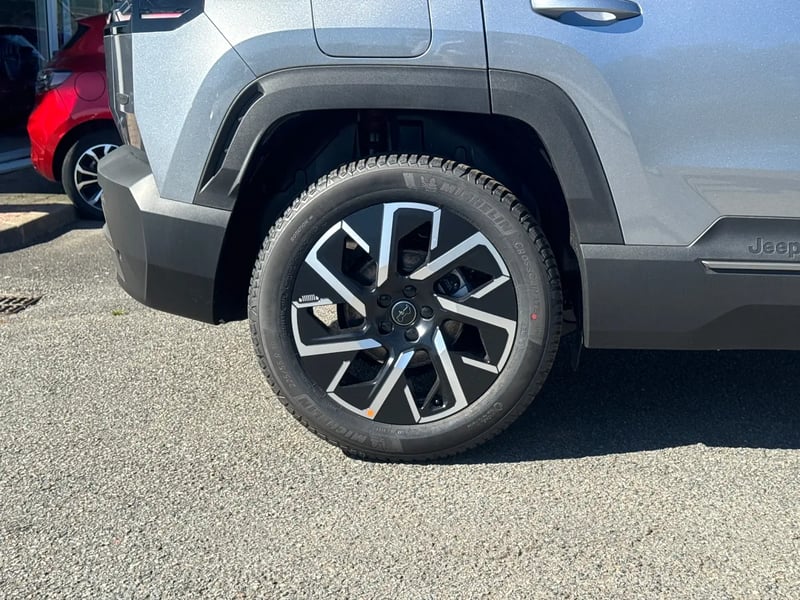 Photo de la voiture JEEP COMPASS 1.2 Turbo T3 145 ch BVR6 e-Hybrid Summit
