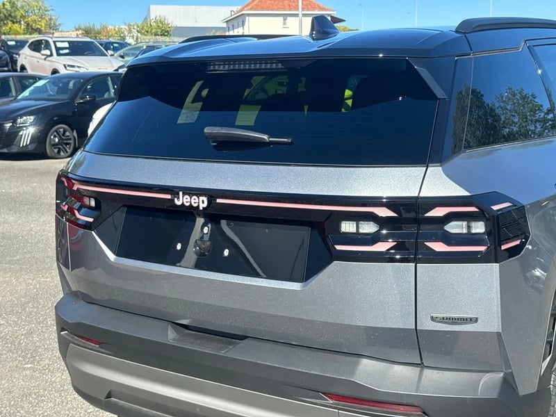 Photo de la voiture JEEP COMPASS 1.2 Turbo T3 145 ch BVR6 e-Hybrid Summit