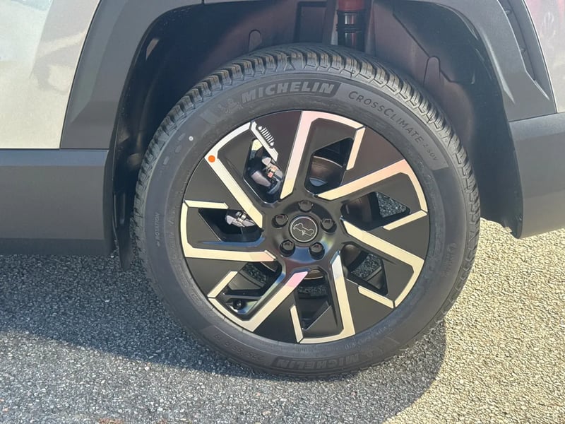 Photo de la voiture JEEP COMPASS 1.2 Turbo T3 145 ch BVR6 e-Hybrid Summit
