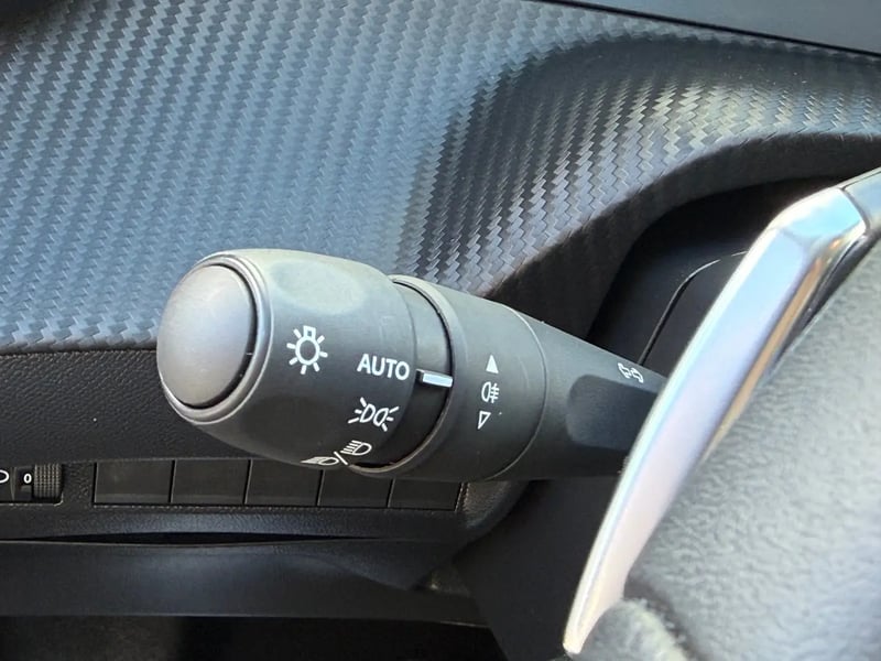 Photo de la voiture PEUGEOT 208 Hybrid 110 ch e-DCS6 Allure