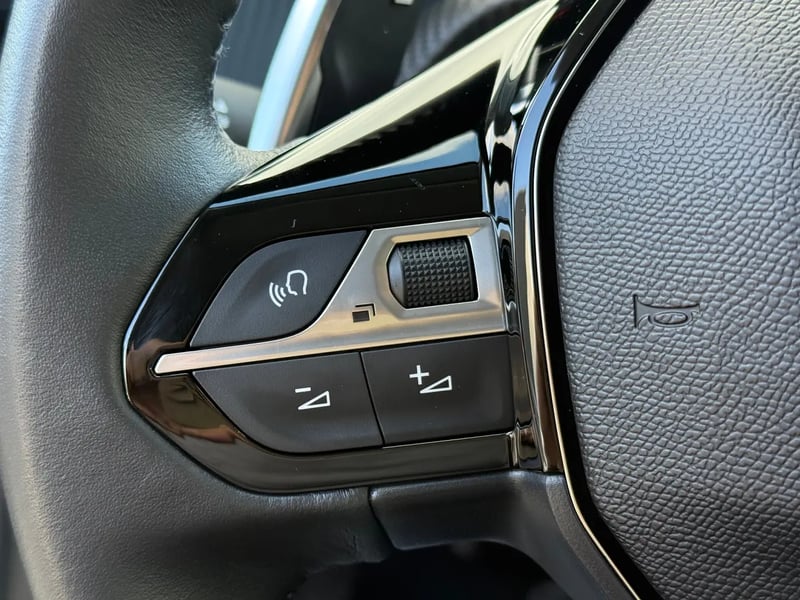 Photo de la voiture PEUGEOT 208 Hybrid 110 ch e-DCS6 Allure