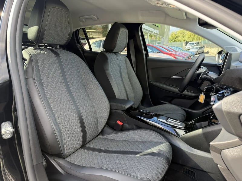 Photo de la voiture PEUGEOT 208 Hybrid 110 ch e-DCS6 Allure