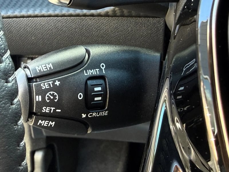Photo de la voiture PEUGEOT 208 Hybrid 110 ch e-DCS6 Allure