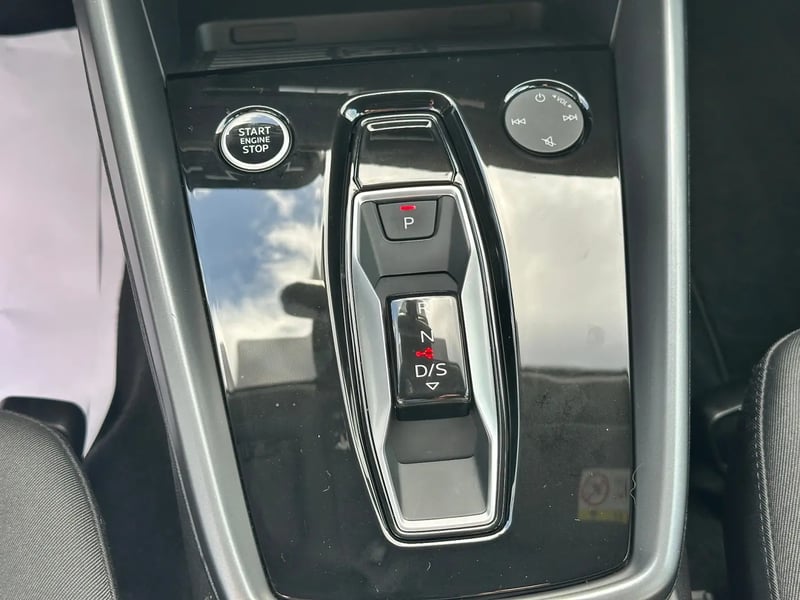 Photo de la voiture AUDI A3 SPORTBACK TFSI Mild Hybrid 116 S tronic 7 Design