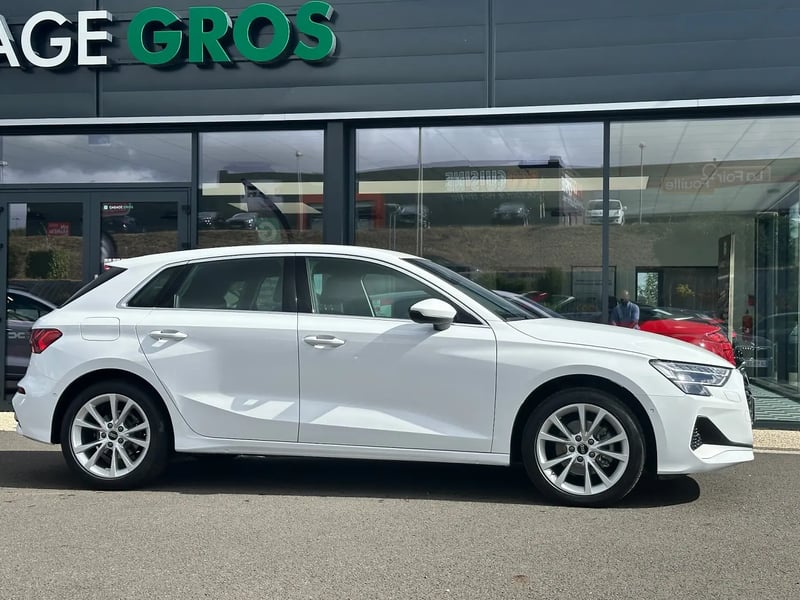 Photo de la voiture AUDI A3 SPORTBACK TFSI Mild Hybrid 116 S tronic 7 Design