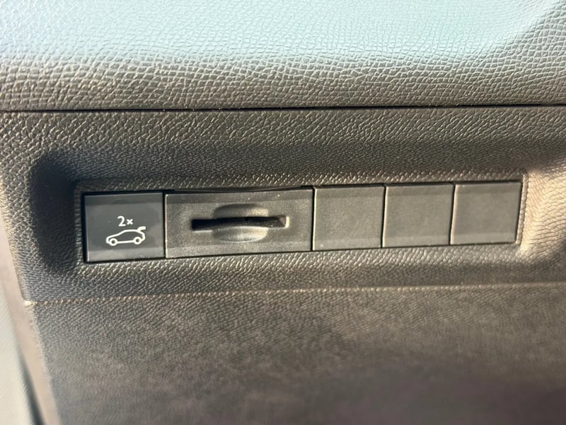 Photo de la voiture PEUGEOT 408 Hybrid 145 e-DCS6 GT