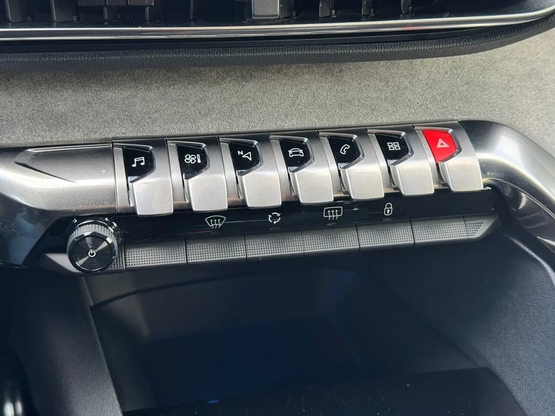 Photo de la voiture PEUGEOT 3008 PureTech 130ch S&S BVM6 GT