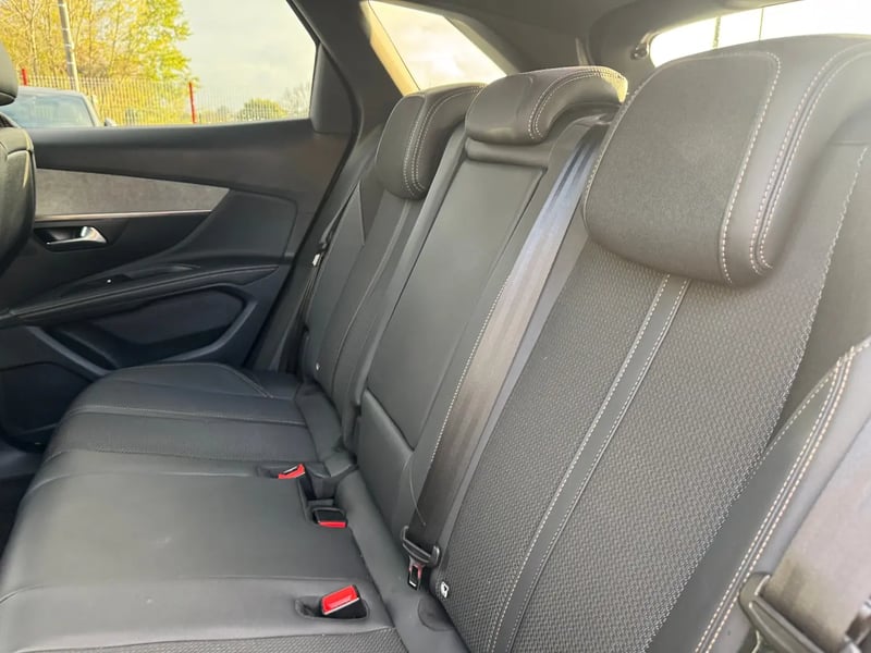 Photo de la voiture PEUGEOT 3008 PureTech 130ch S&S BVM6 GT