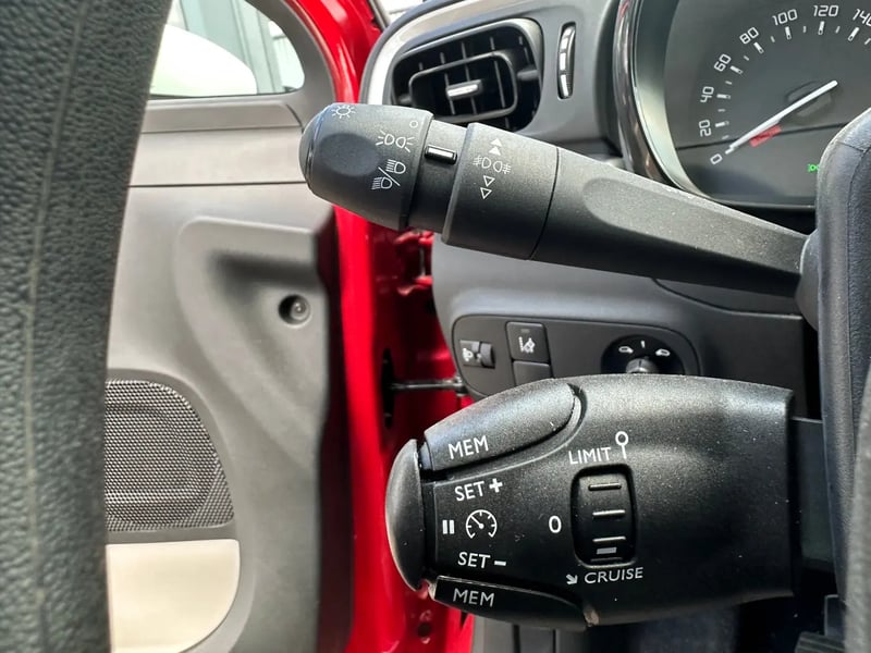 Photo de la voiture CITROEN C3 PureTech 83 ch BVM5 You