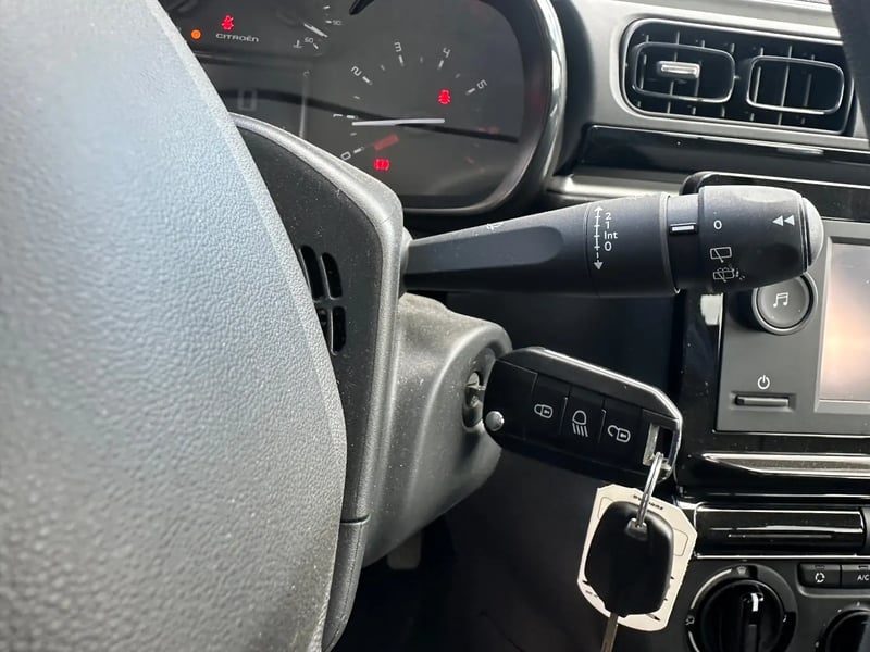 Photo de la voiture CITROEN C3 PureTech 83 ch BVM5 You