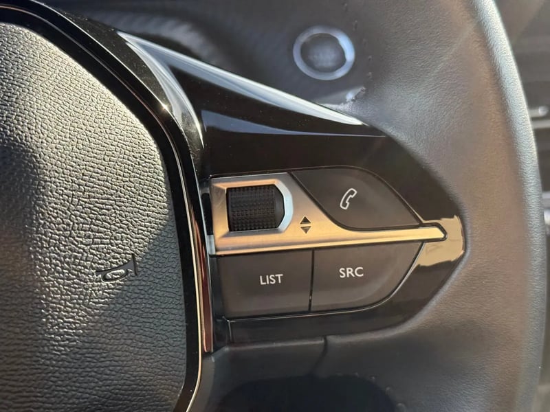 Photo de la voiture PEUGEOT 2008 ELECTRIQUE 54 kWh 156 ch Allure