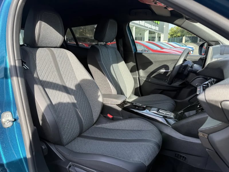 Photo de la voiture PEUGEOT 2008 ELECTRIQUE 54 kWh 156 ch Allure
