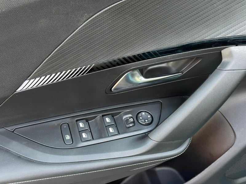 Photo de la voiture PEUGEOT 2008 ELECTRIQUE 54 kWh 156 ch Allure