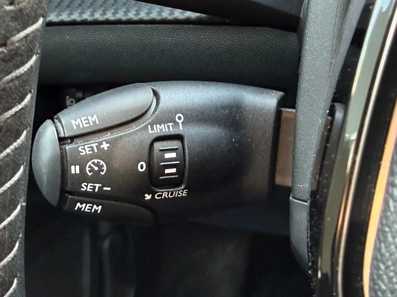 Photo de la voiture PEUGEOT 2008 ELECTRIQUE 54 kWh 156 ch Allure