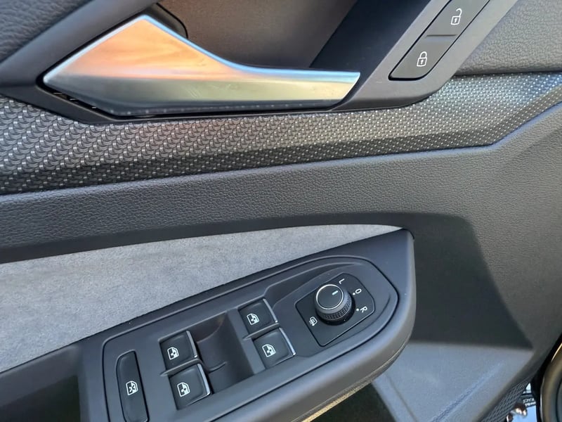 Photo de la voiture VOLKSWAGEN GOLF 1.5 eTSI OPF 150 DSG7 R-Line