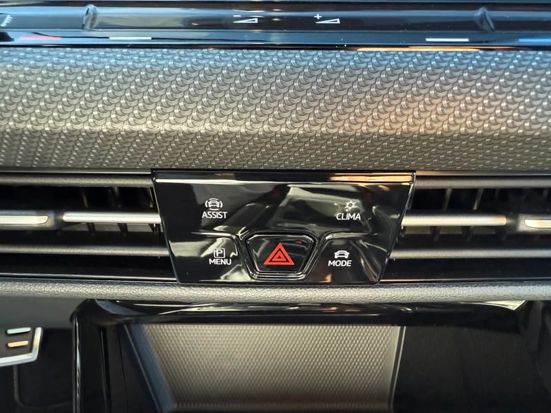 Photo de la voiture VOLKSWAGEN GOLF 1.5 eTSI OPF 150 DSG7 R-Line