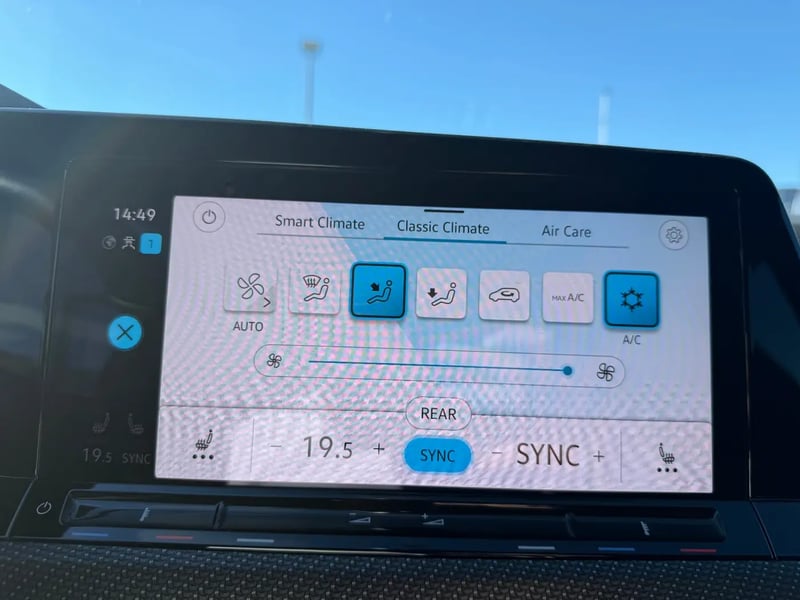 Photo de la voiture VOLKSWAGEN GOLF 1.5 eTSI OPF 150 DSG7 R-Line
