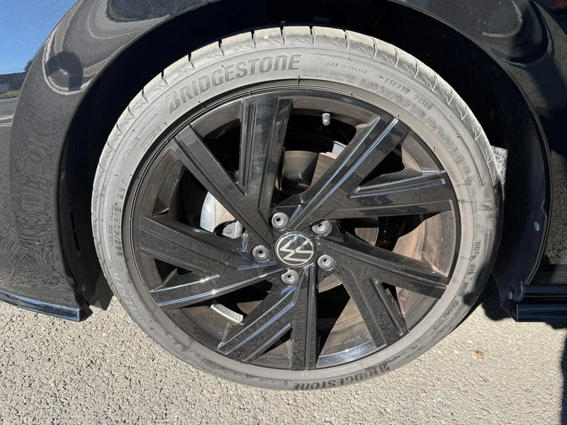 Photo de la voiture VOLKSWAGEN GOLF 1.5 eTSI OPF 150 DSG7 R-Line