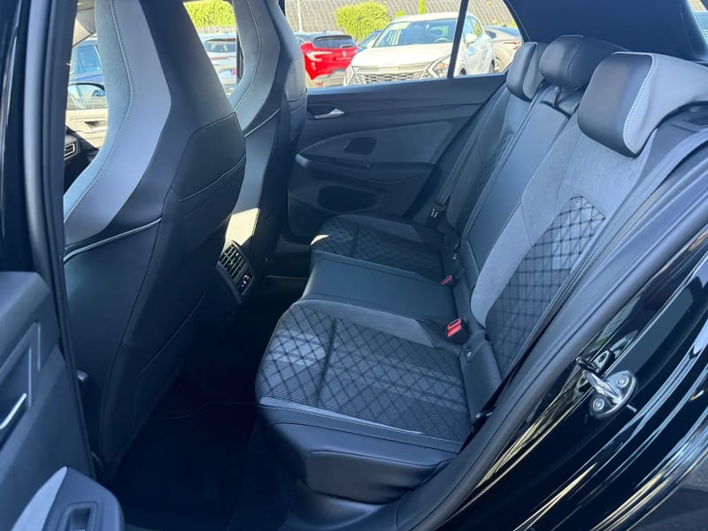 Photo de la voiture VOLKSWAGEN GOLF 1.5 eTSI OPF 150 DSG7 R-Line