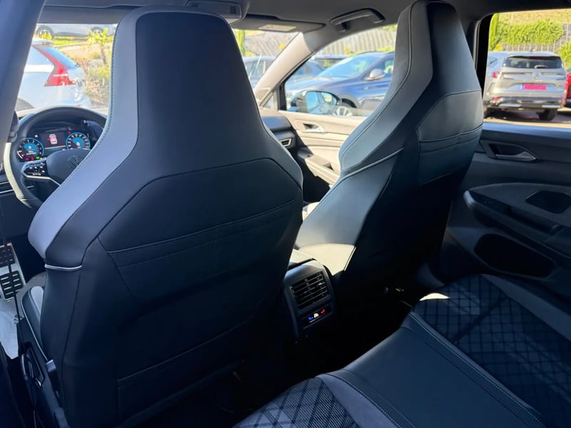 Photo de la voiture VOLKSWAGEN GOLF 1.5 eTSI OPF 150 DSG7 R-Line