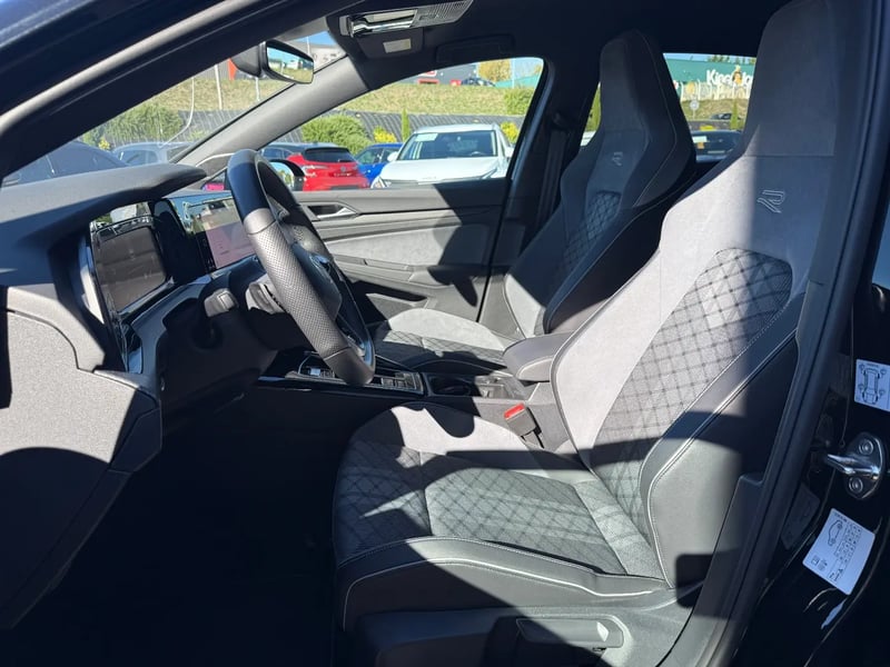 Photo de la voiture VOLKSWAGEN GOLF 1.5 eTSI OPF 150 DSG7 R-Line