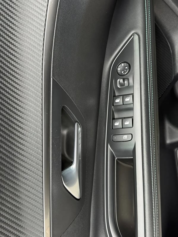 Photo de la voiture PEUGEOT 5008 BlueHDi 130ch S&S BVM6 Allure