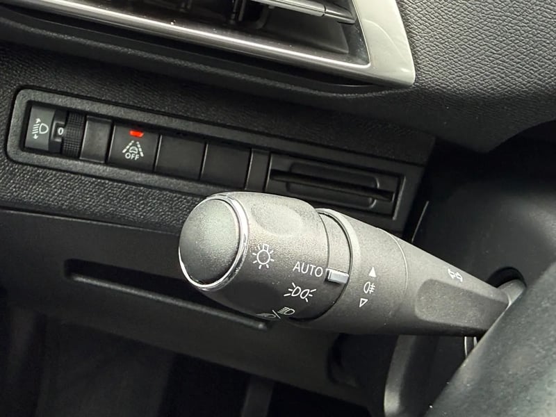 Photo de la voiture PEUGEOT 5008 BlueHDi 130ch S&S BVM6 Allure