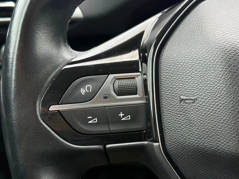 Photo de la voiture PEUGEOT 5008 BlueHDi 130ch S&S BVM6 Allure
