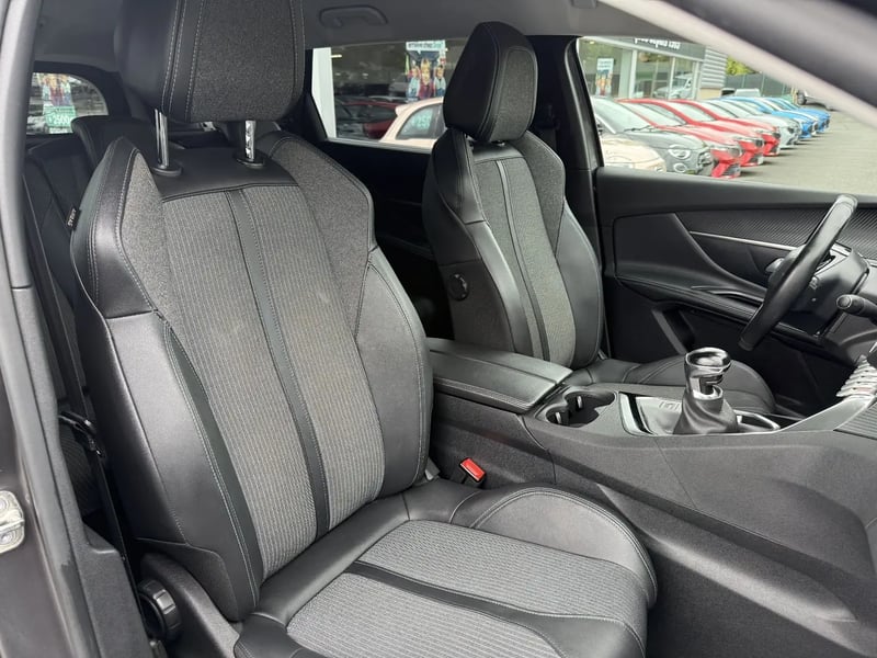 Photo de la voiture PEUGEOT 5008 BlueHDi 130ch S&S BVM6 Allure