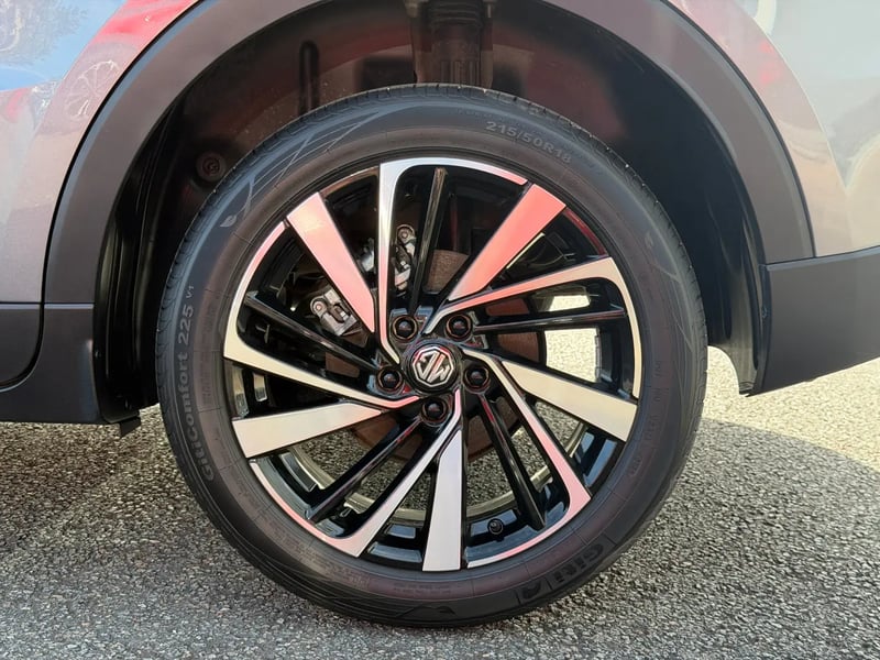 Photo de la voiture MG ZS 1.5 L Hybrid+ 197 ch Luxury