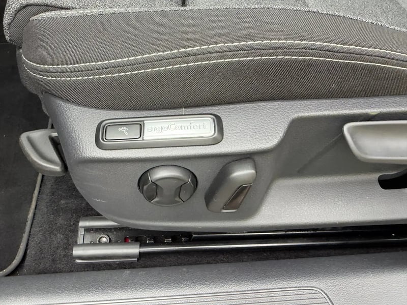Photo de la voiture VOLKSWAGEN PASSAT SW 2.0 TDI EVO SCR 122 DSG7 Life Plus