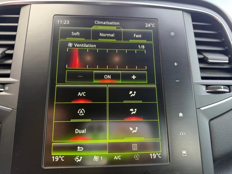 Photo de la voiture RENAULT MEGANE IV BERLINE dCi 115 Business