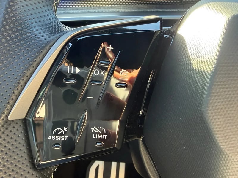 Photo de la voiture PEUGEOT 5008 5008 Hybrid 145ch GT Blanc