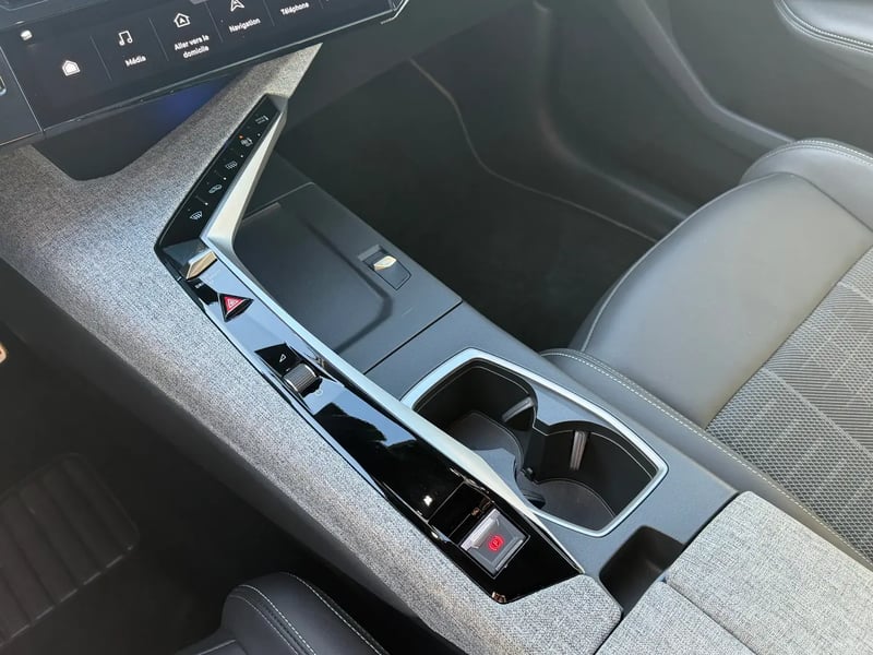 Photo de la voiture PEUGEOT 5008 5008 Hybrid 145ch GT Blanc
