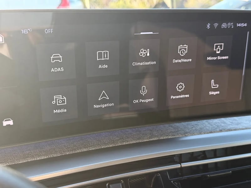 Photo de la voiture PEUGEOT 5008 5008 Hybrid 145ch GT Blanc