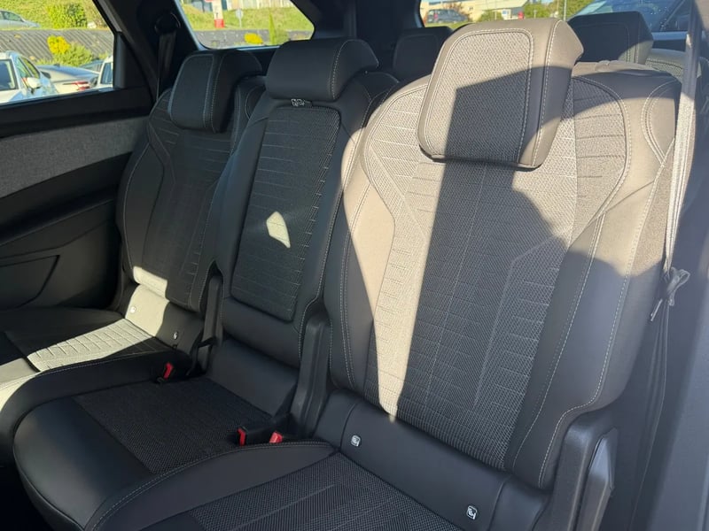 Photo de la voiture PEUGEOT 5008 5008 Hybrid 145ch GT Blanc