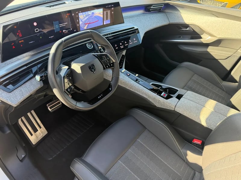 Photo de la voiture PEUGEOT 5008 5008 Hybrid 145ch GT Blanc