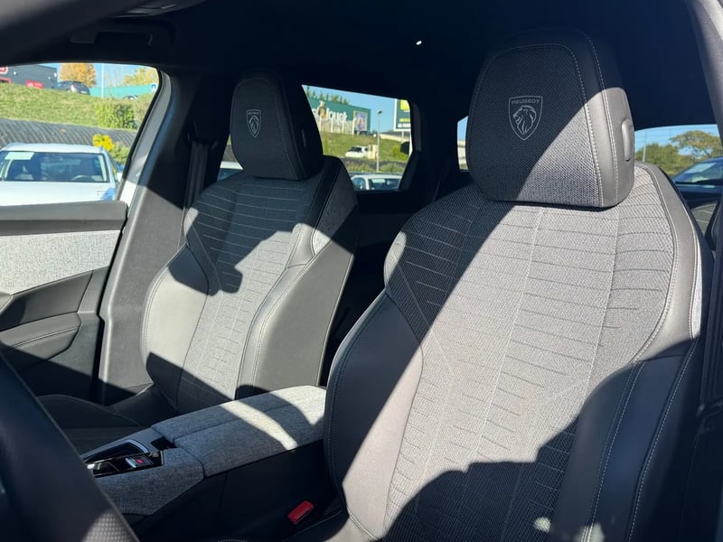 Photo de la voiture PEUGEOT 5008 5008 Hybrid 145ch GT Blanc
