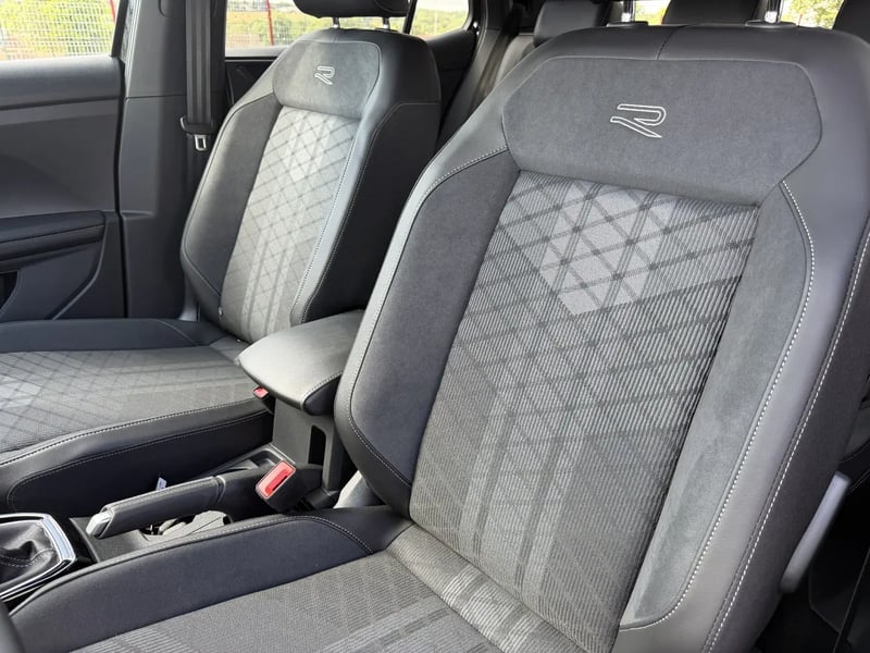 Photo de la voiture VOLKSWAGEN T-CROSS 1.0 TSI 116 Start/Stop DSG7 R-Line Edition