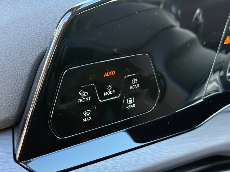 Photo de la voiture VOLKSWAGEN GOLF 1.5 eTSI OPF 130 DSG7 Style