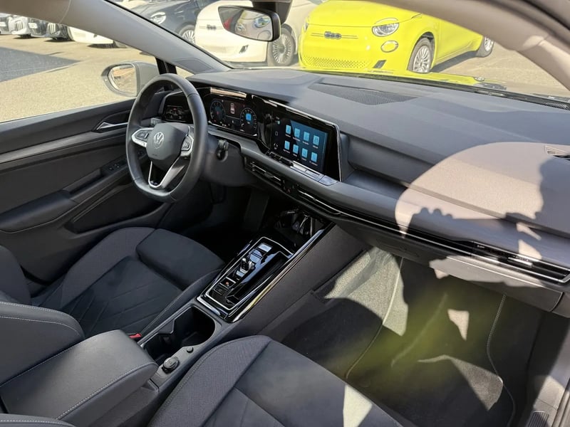 Photo de la voiture VOLKSWAGEN GOLF 1.5 eTSI OPF 130 DSG7 Style
