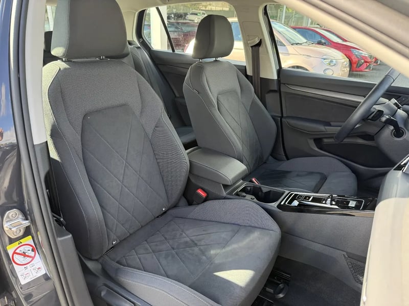 Photo de la voiture VOLKSWAGEN GOLF 1.5 eTSI OPF 130 DSG7 Style