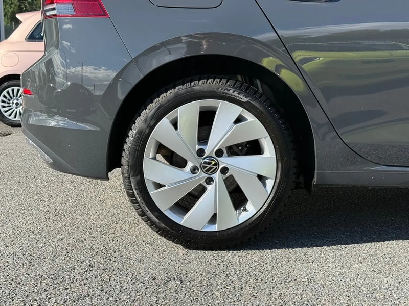 Photo de la voiture VOLKSWAGEN GOLF 1.5 eTSI OPF 130 DSG7 Style