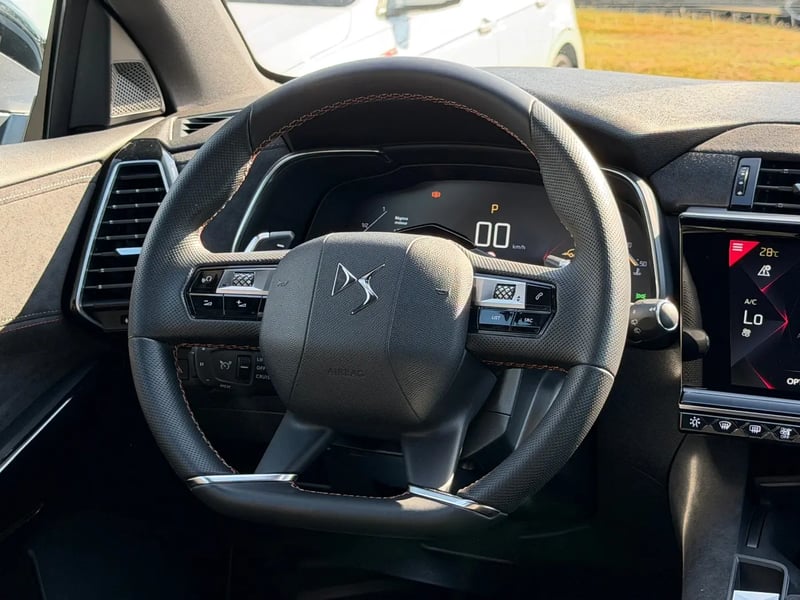 Photo de la voiture DS DS7 CROSSBACK BlueHDi 180 EAT8 Performance Line