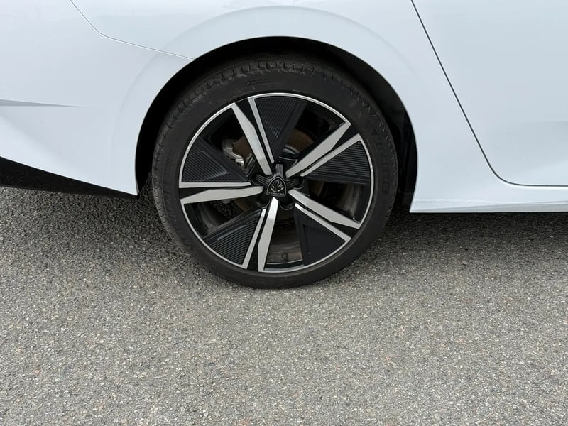 Photo de la voiture PEUGEOT 308 SW BlueHDi 130ch S&S EAT8 GT