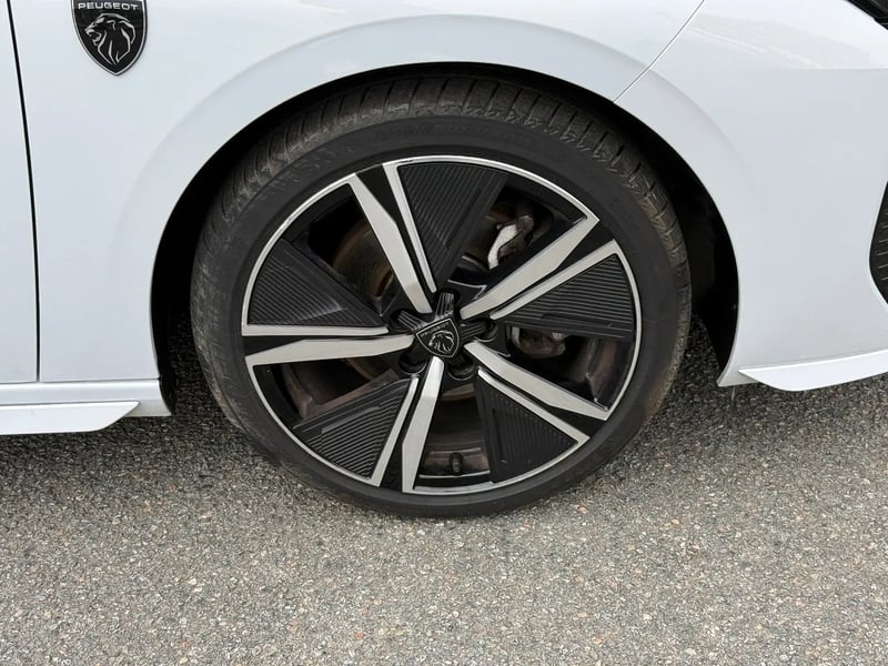 Photo de la voiture PEUGEOT 308 SW BlueHDi 130ch S&S EAT8 GT